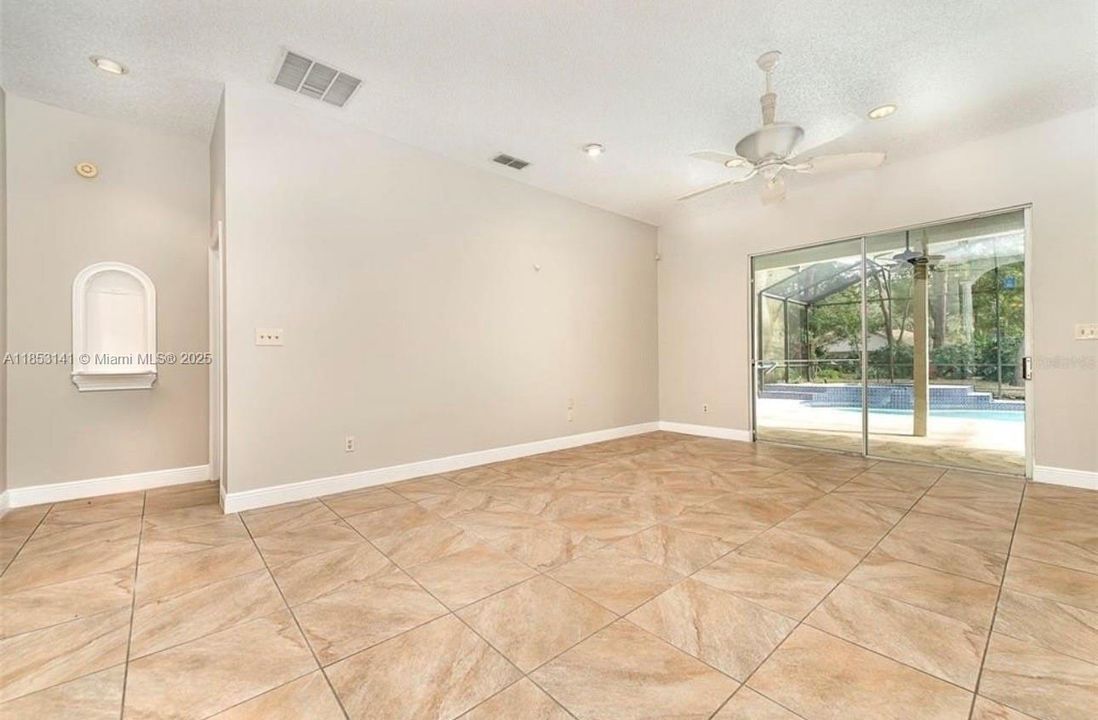 Под контрактом: $445,000 (4 спален, 2 ванн, 2373 Квадратных фут)