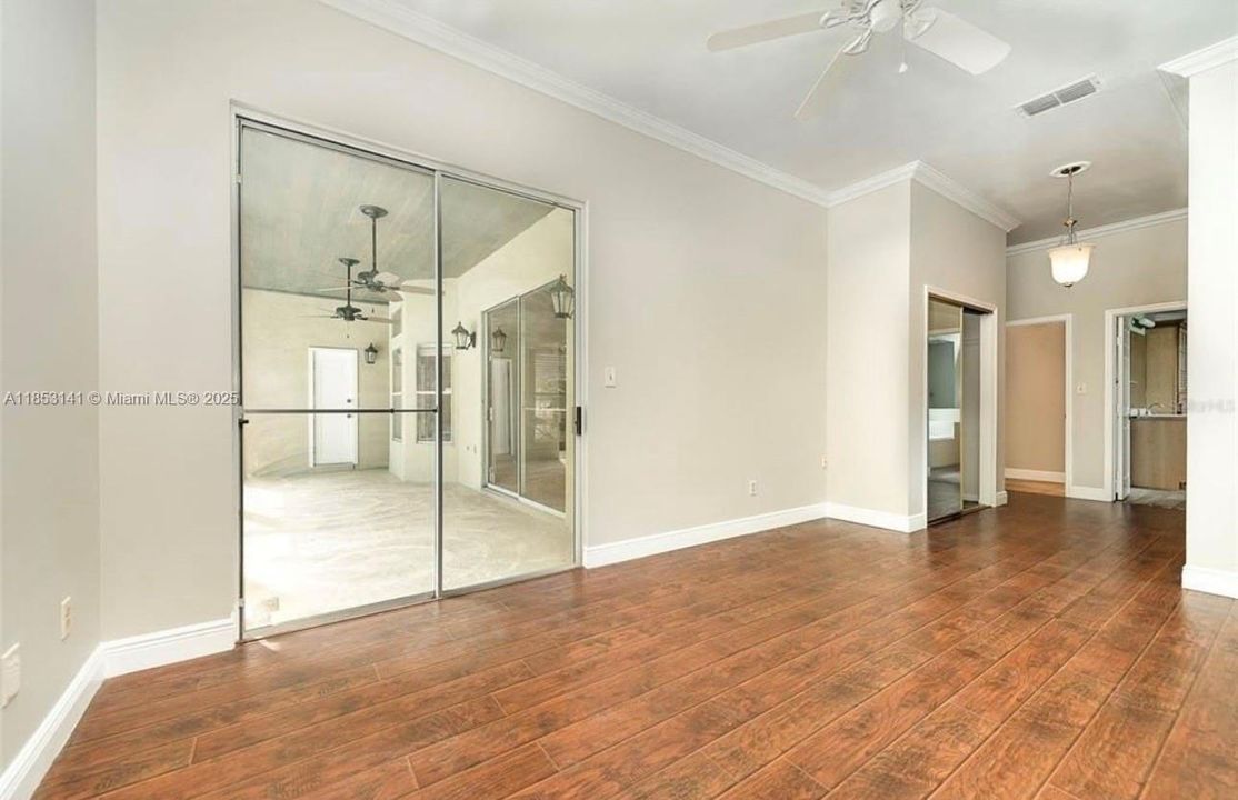 Под контрактом: $445,000 (4 спален, 2 ванн, 2373 Квадратных фут)