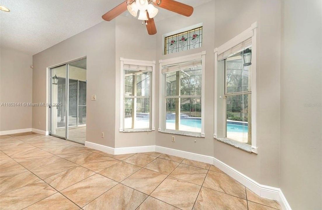 Под контрактом: $445,000 (4 спален, 2 ванн, 2373 Квадратных фут)