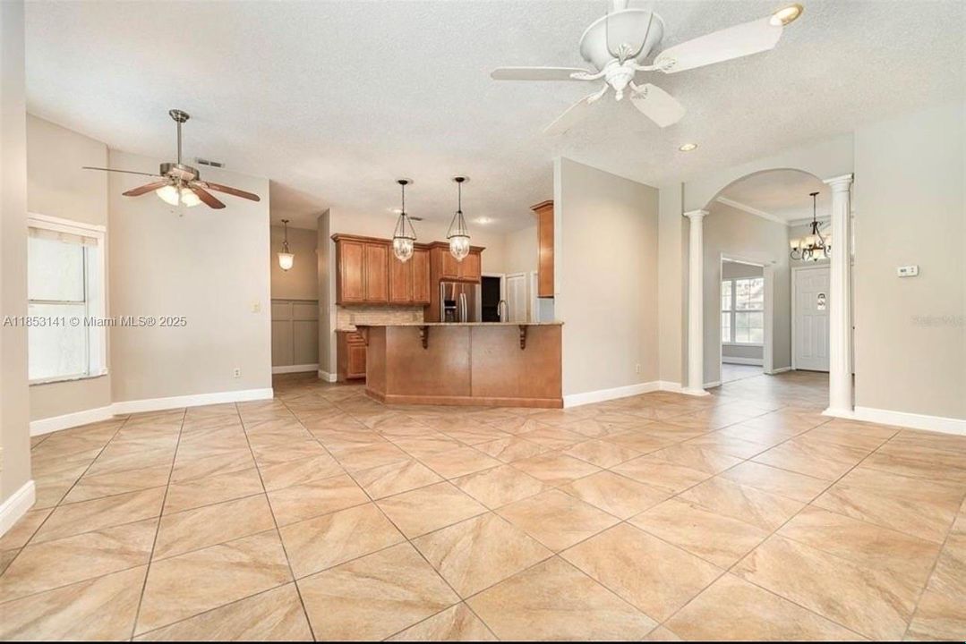 Под контрактом: $445,000 (4 спален, 2 ванн, 2373 Квадратных фут)