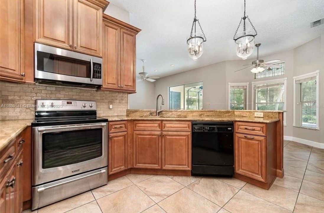 Под контрактом: $445,000 (4 спален, 2 ванн, 2373 Квадратных фут)