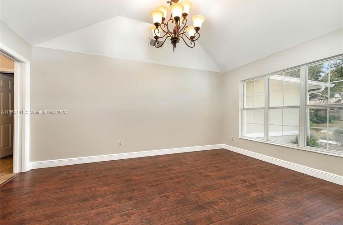 Под контрактом: $445,000 (4 спален, 2 ванн, 2373 Квадратных фут)