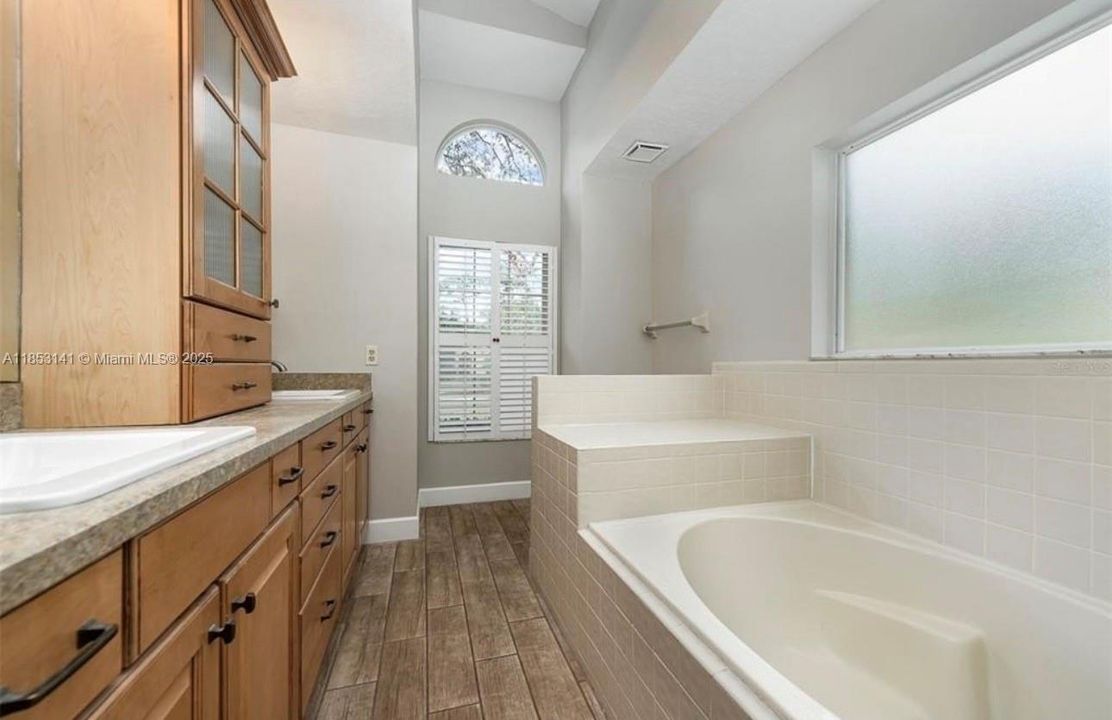 Под контрактом: $445,000 (4 спален, 2 ванн, 2373 Квадратных фут)