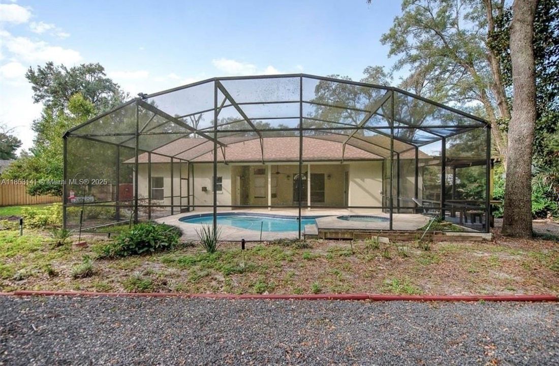 Под контрактом: $445,000 (4 спален, 2 ванн, 2373 Квадратных фут)