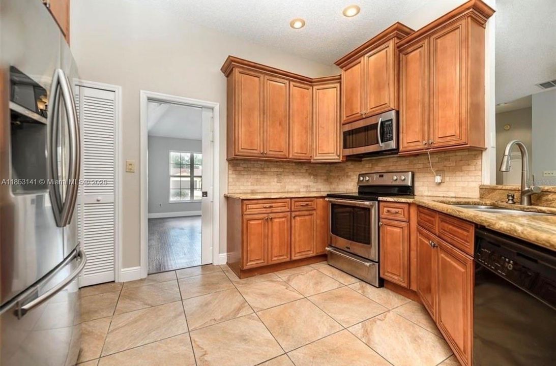 Под контрактом: $445,000 (4 спален, 2 ванн, 2373 Квадратных фут)