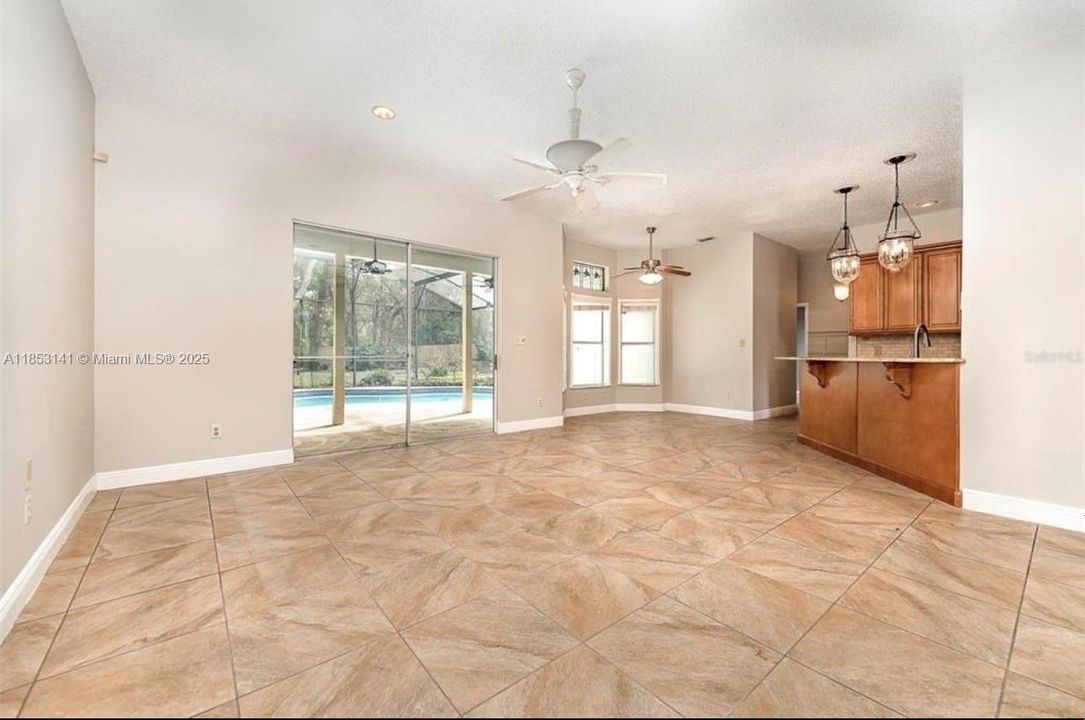 Под контрактом: $445,000 (4 спален, 2 ванн, 2373 Квадратных фут)