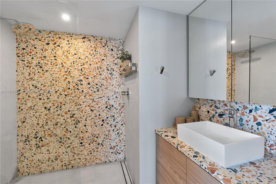 En Venta: $799,000 (2 camas, 2 baños, 1070 Pies cuadrados)