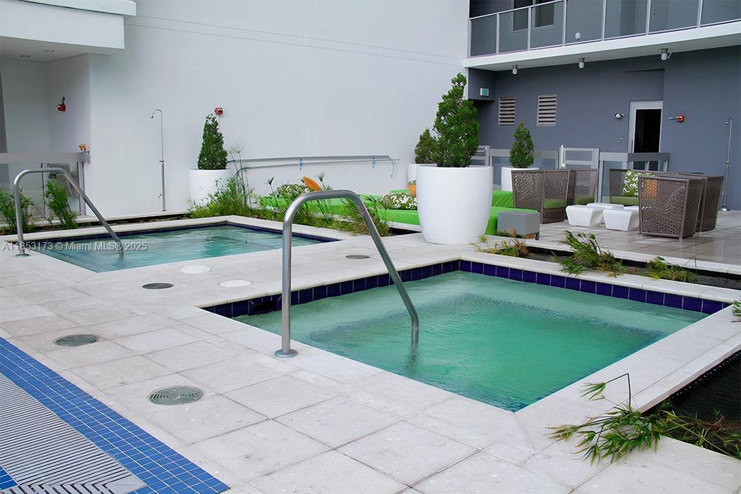 待售: $1,200,000 (2 贝兹, 2 浴室, 1647 平方英尺)