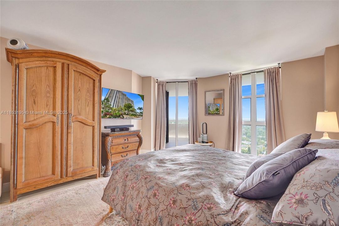 For Sale: $495,000 (2 beds, 2 baths, 1268 Square Feet)