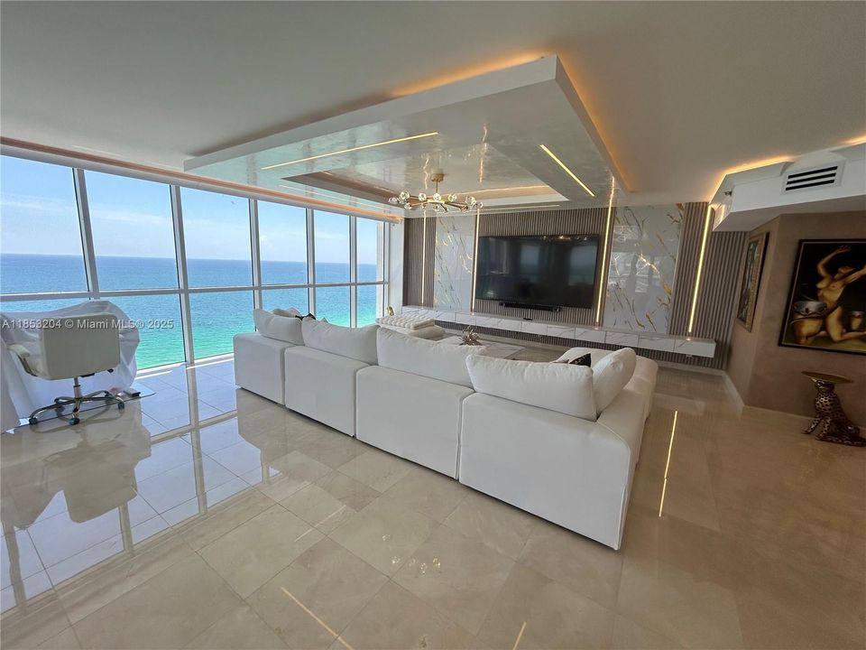 Activo con contrato: $9,800 (3 camas, 3 baños, 2020 Pies cuadrados)