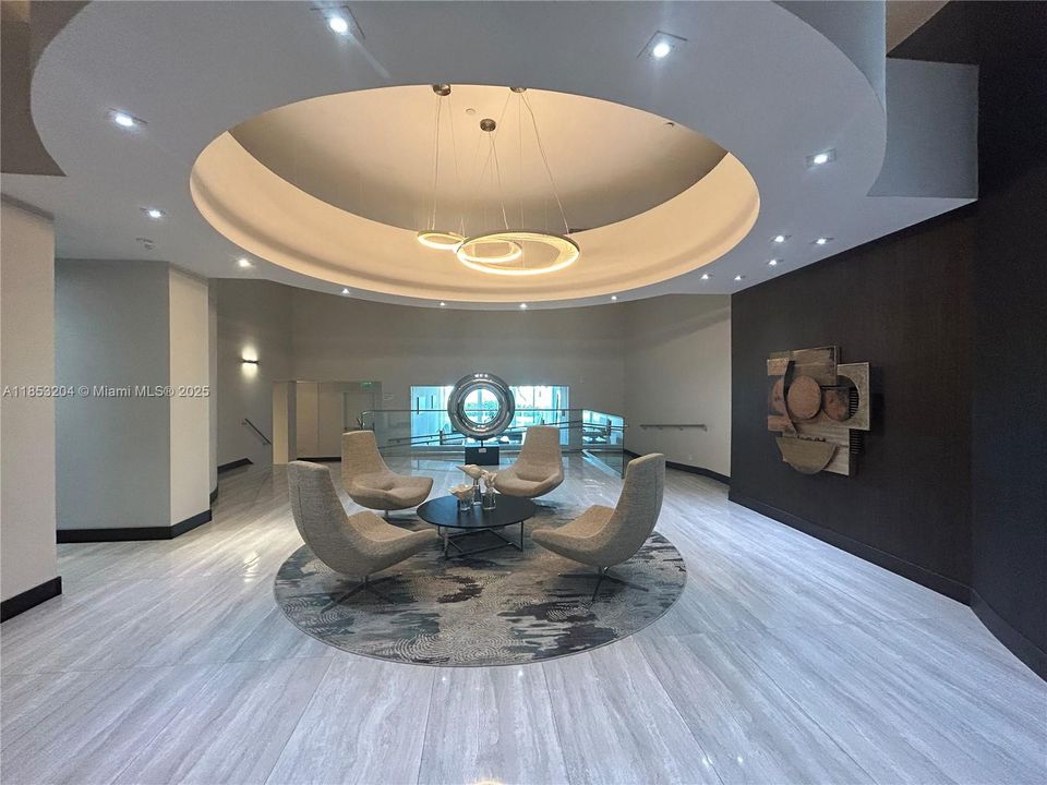 Activo con contrato: $9,800 (3 camas, 3 baños, 2020 Pies cuadrados)