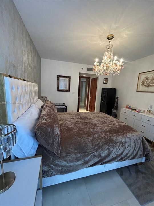 Activo con contrato: $9,800 (3 camas, 3 baños, 2020 Pies cuadrados)