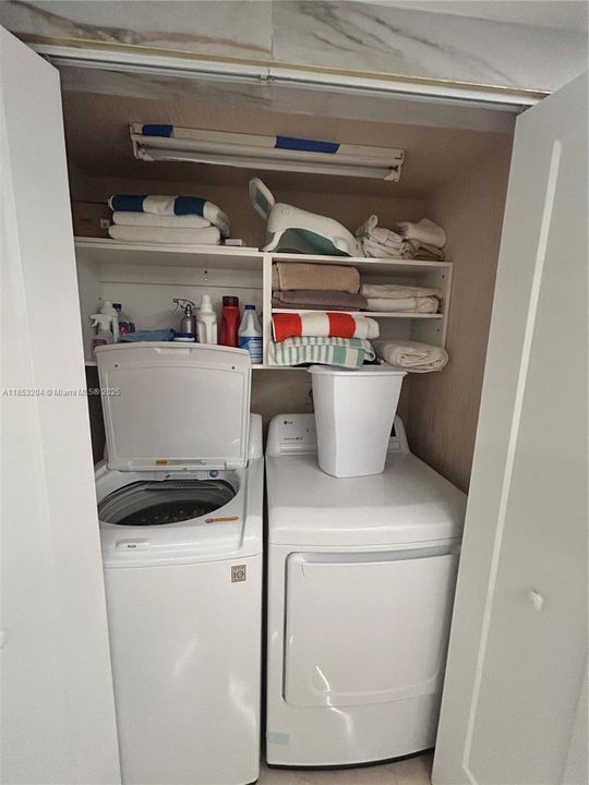 Activo con contrato: $9,800 (3 camas, 3 baños, 2020 Pies cuadrados)