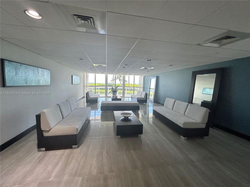 Activo con contrato: $9,800 (3 camas, 3 baños, 2020 Pies cuadrados)