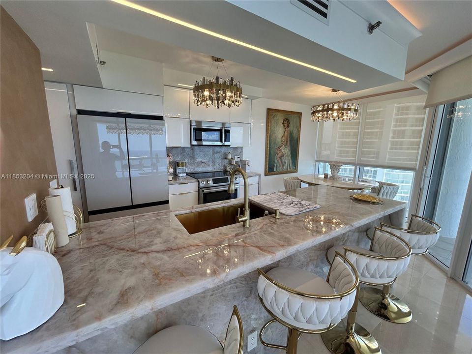 Activo con contrato: $9,800 (3 camas, 3 baños, 2020 Pies cuadrados)