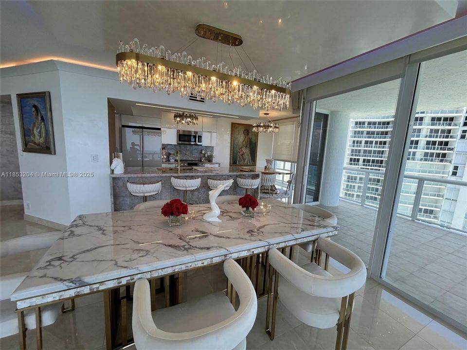 Activo con contrato: $9,800 (3 camas, 3 baños, 2020 Pies cuadrados)