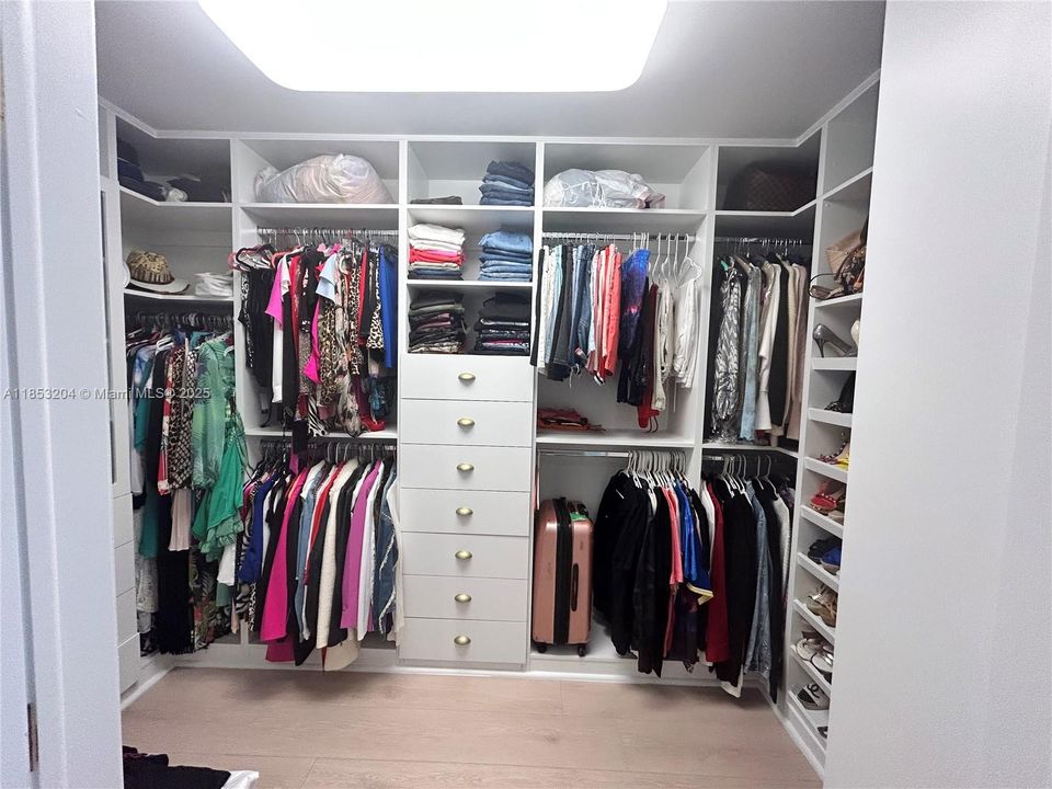 Activo con contrato: $9,800 (3 camas, 3 baños, 2020 Pies cuadrados)