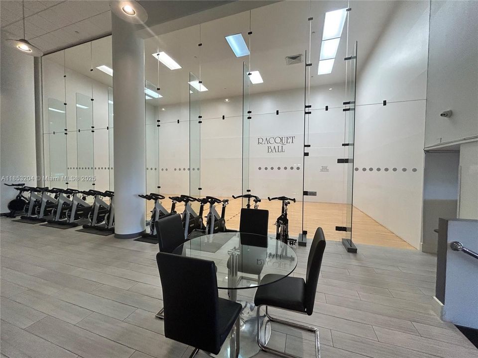 Activo con contrato: $9,800 (3 camas, 3 baños, 2020 Pies cuadrados)