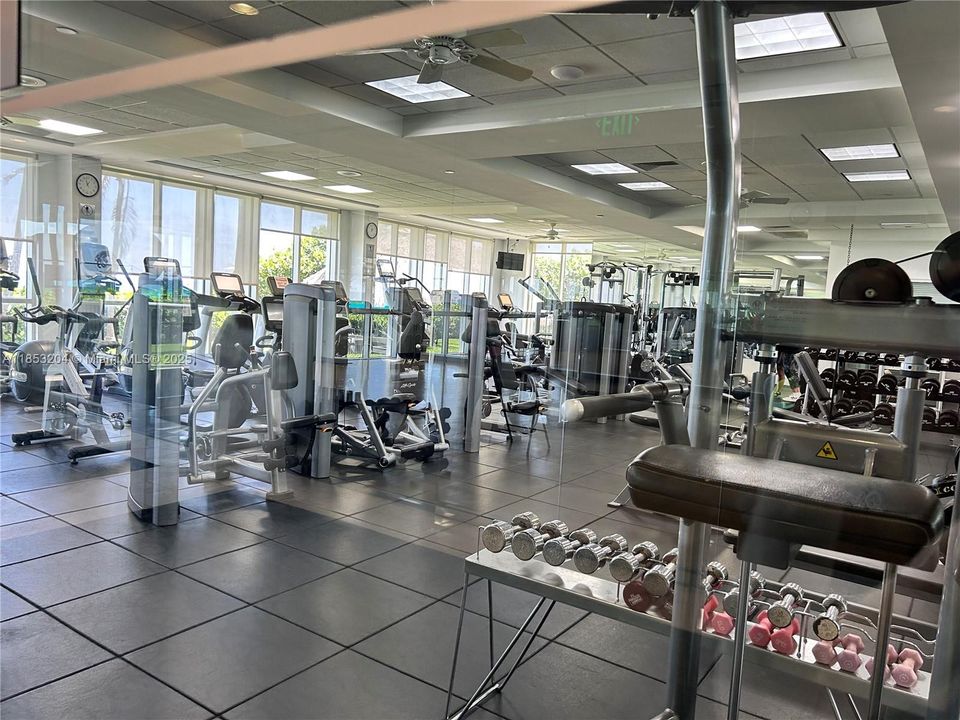 Activo con contrato: $9,800 (3 camas, 3 baños, 2020 Pies cuadrados)