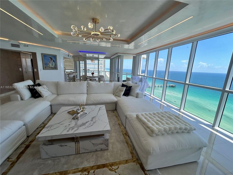 Activo con contrato: $9,800 (3 camas, 3 baños, 2020 Pies cuadrados)