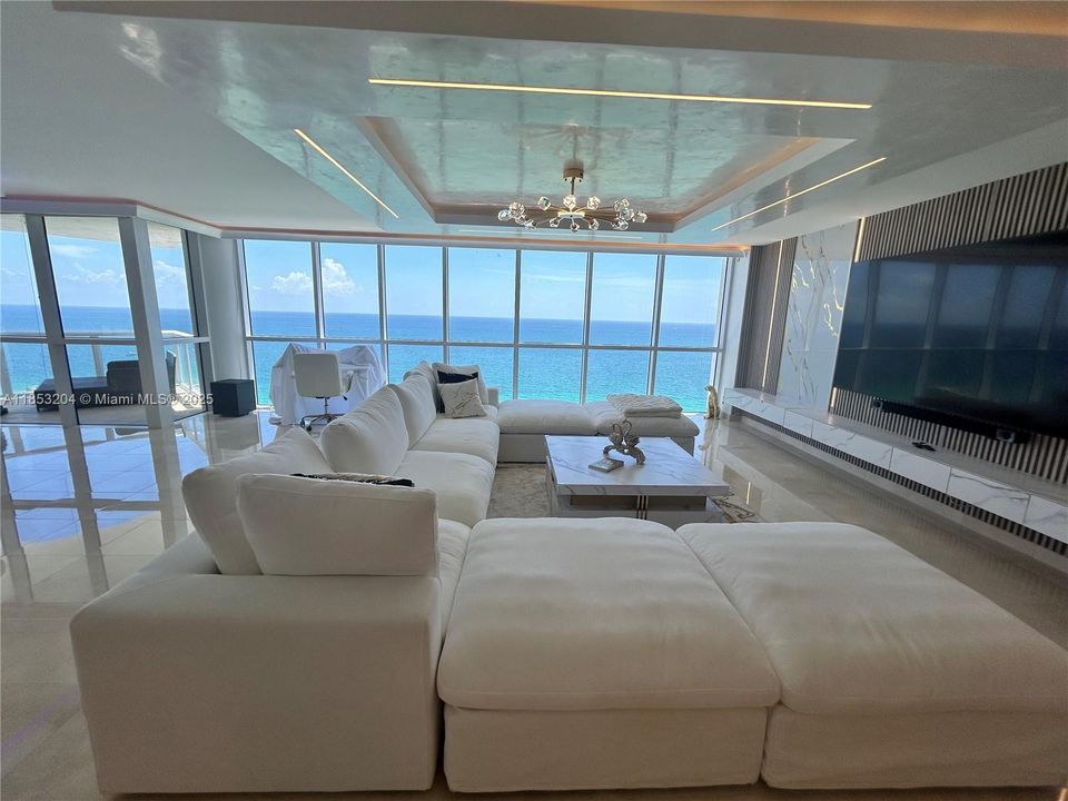 Activo con contrato: $9,800 (3 camas, 3 baños, 2020 Pies cuadrados)