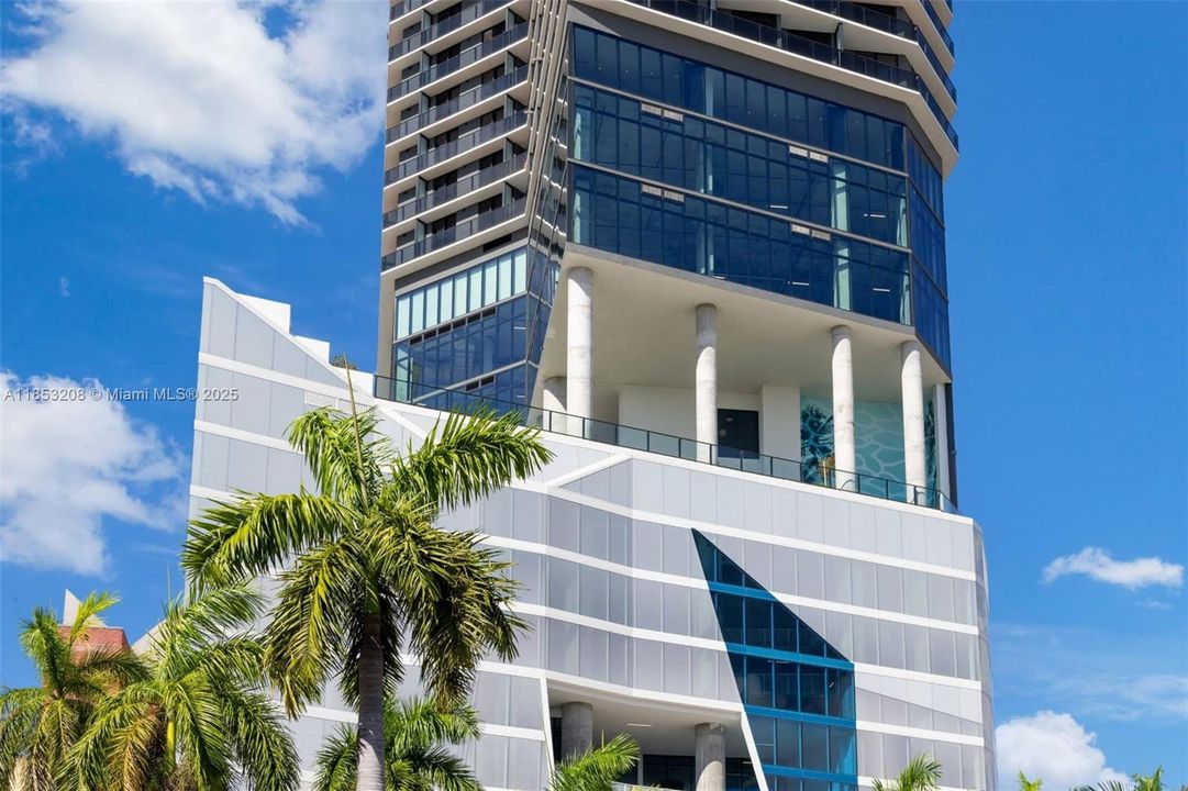 For Sale: $645,000 (1 beds, 1 baths, 560 Square Feet)