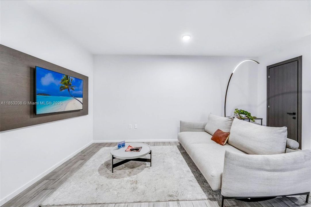 For Sale: $645,000 (1 beds, 1 baths, 560 Square Feet)