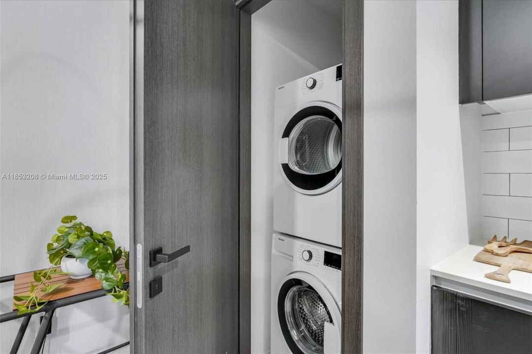 For Sale: $645,000 (1 beds, 1 baths, 560 Square Feet)