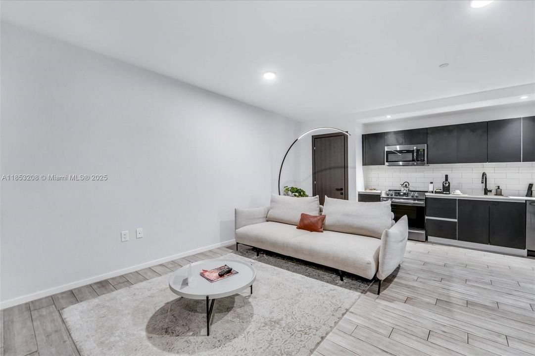 For Sale: $645,000 (1 beds, 1 baths, 560 Square Feet)