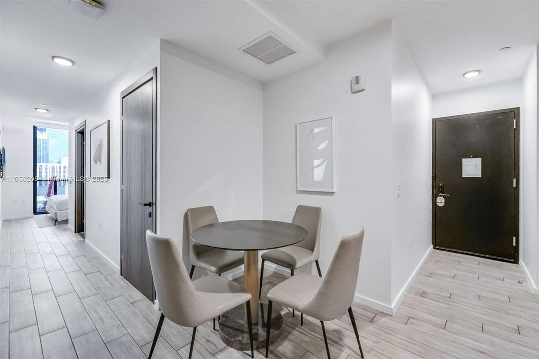 For Sale: $645,000 (1 beds, 1 baths, 560 Square Feet)