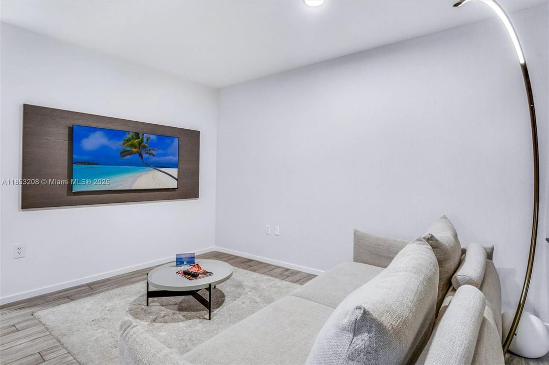 For Sale: $645,000 (1 beds, 1 baths, 560 Square Feet)