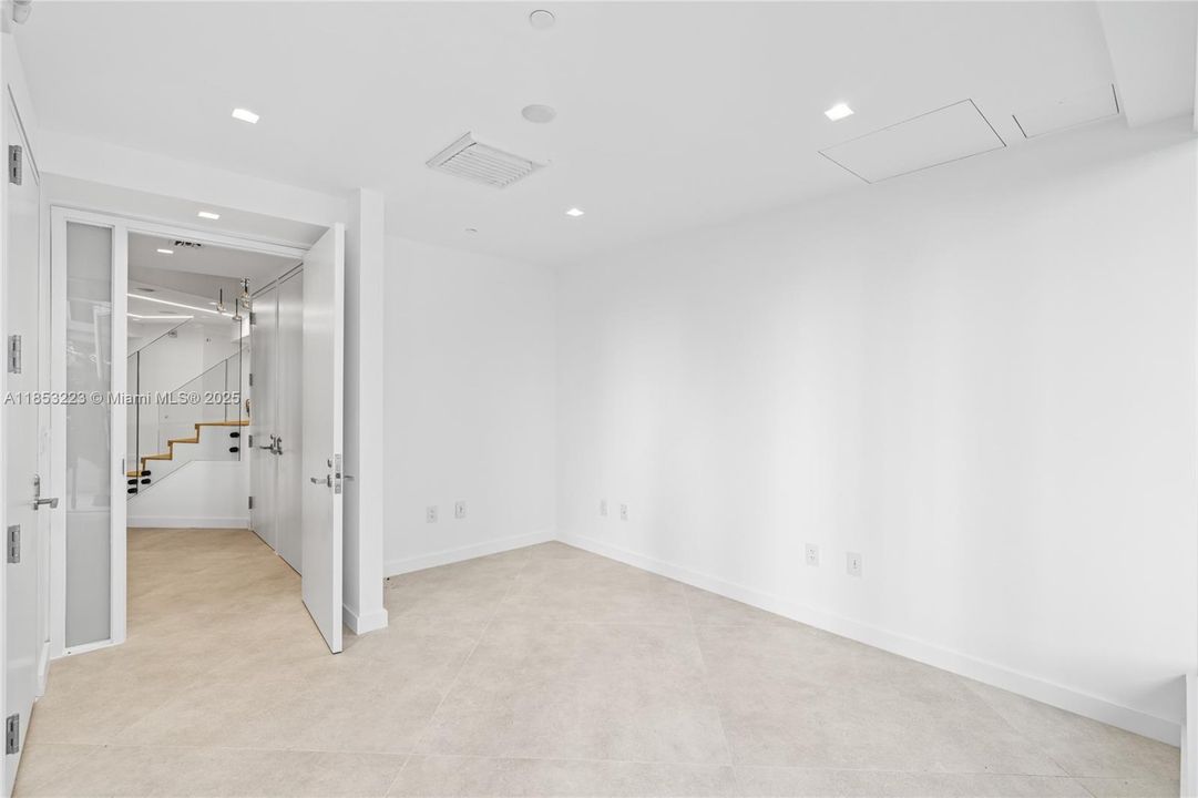 出租: $120 (0 贝兹, 0 浴室, 0 平方英尺)