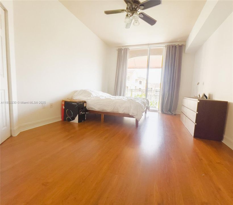 For Sale: $360,000 (1 beds, 1 baths, 836 Square Feet)