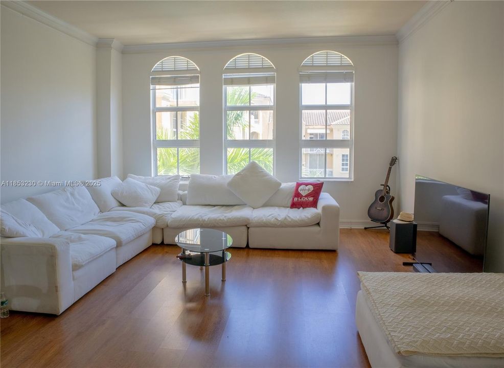 For Sale: $360,000 (1 beds, 1 baths, 836 Square Feet)