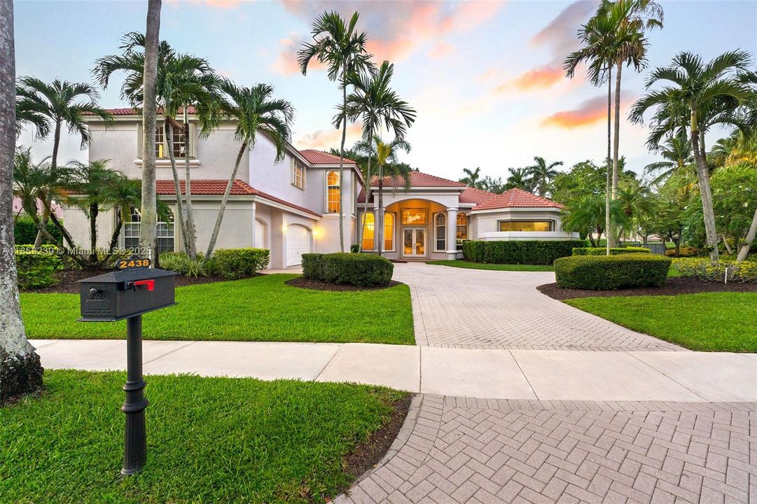 For Sale: $2,950,000 (5 beds, 5 baths, 5507 Square Feet)