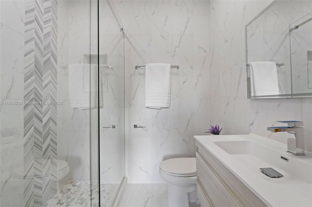 For Sale: $2,950,000 (5 beds, 5 baths, 5507 Square Feet)