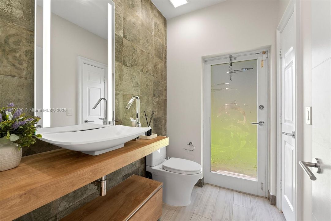 For Sale: $2,950,000 (5 beds, 5 baths, 5507 Square Feet)