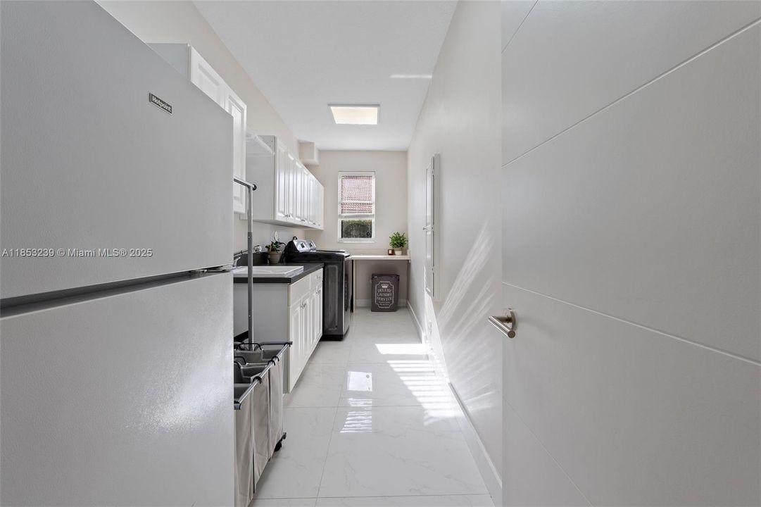 For Sale: $2,950,000 (5 beds, 5 baths, 5507 Square Feet)