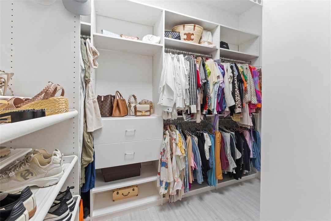 For Sale: $2,950,000 (5 beds, 5 baths, 5507 Square Feet)