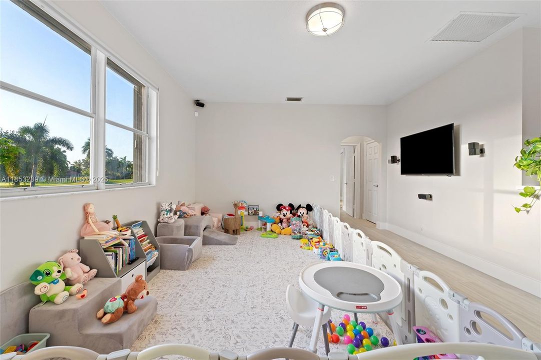 For Sale: $2,950,000 (5 beds, 5 baths, 5507 Square Feet)