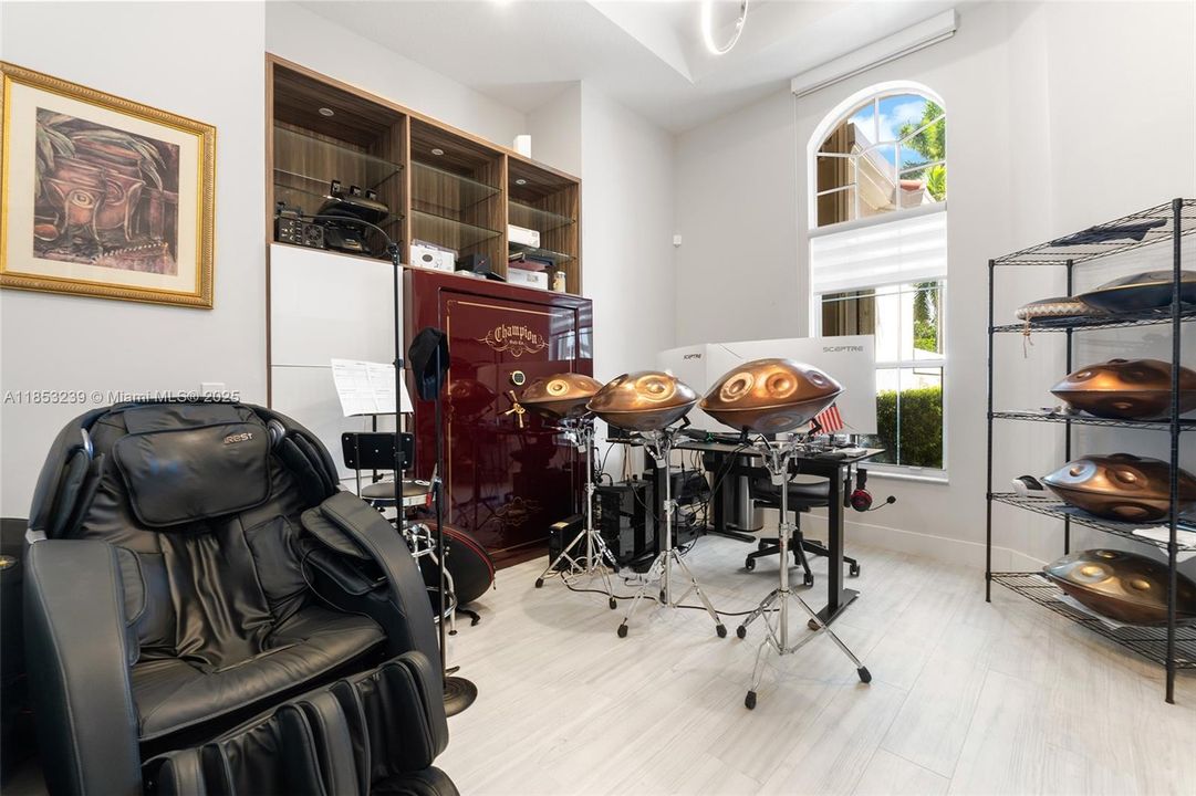 For Sale: $2,950,000 (5 beds, 5 baths, 5507 Square Feet)