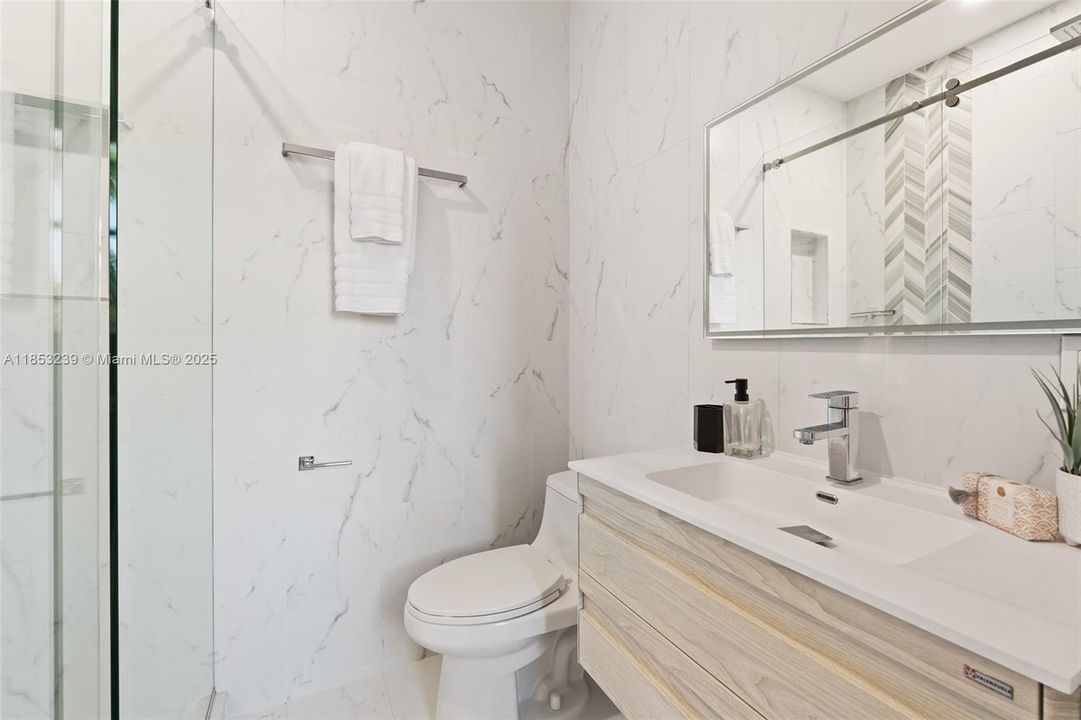 For Sale: $2,950,000 (5 beds, 5 baths, 5507 Square Feet)