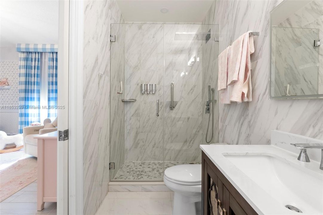 For Sale: $2,950,000 (5 beds, 5 baths, 5507 Square Feet)