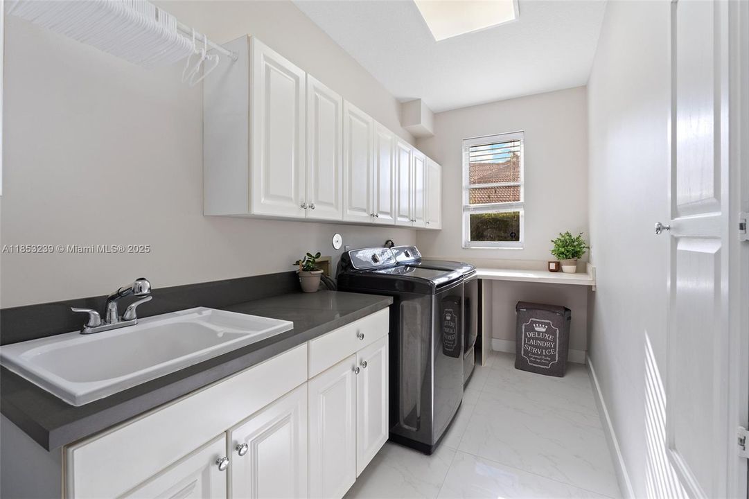 For Sale: $2,950,000 (5 beds, 5 baths, 5507 Square Feet)