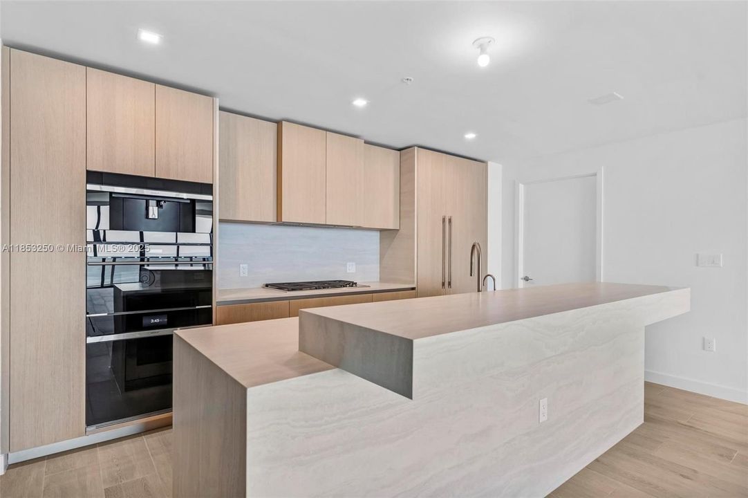 Recently Rented: $19,000 (3 beds, 3 baths, 2760 Square Feet)