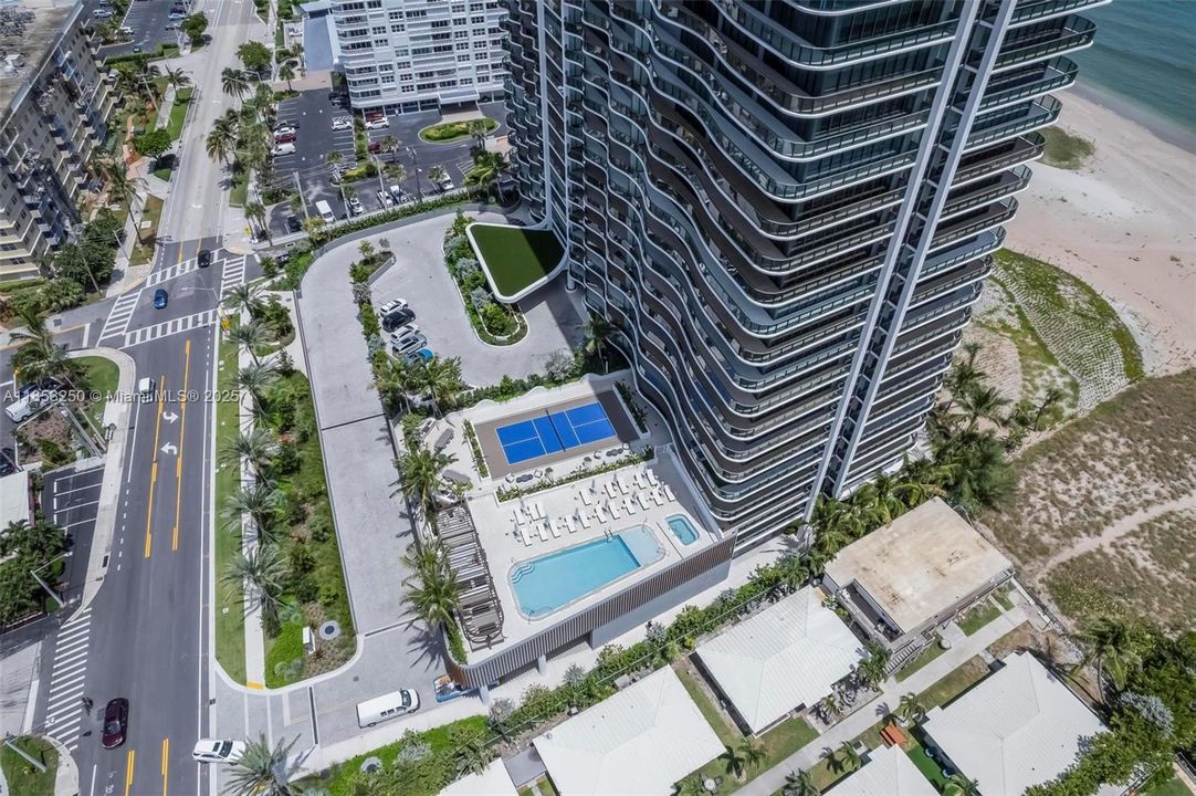 Recently Rented: $19,000 (3 beds, 3 baths, 2760 Square Feet)