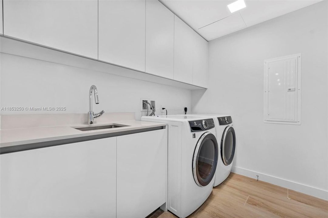 Recently Rented: $19,000 (3 beds, 3 baths, 2760 Square Feet)