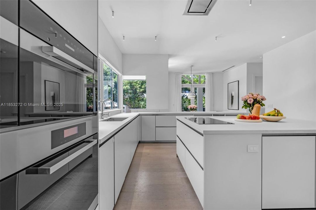 Recently Sold: $5,250,000 (6 beds, 6 baths, 3737 Square Feet)