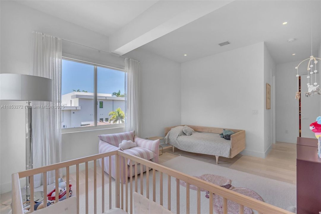 Recently Sold: $5,250,000 (6 beds, 6 baths, 3737 Square Feet)