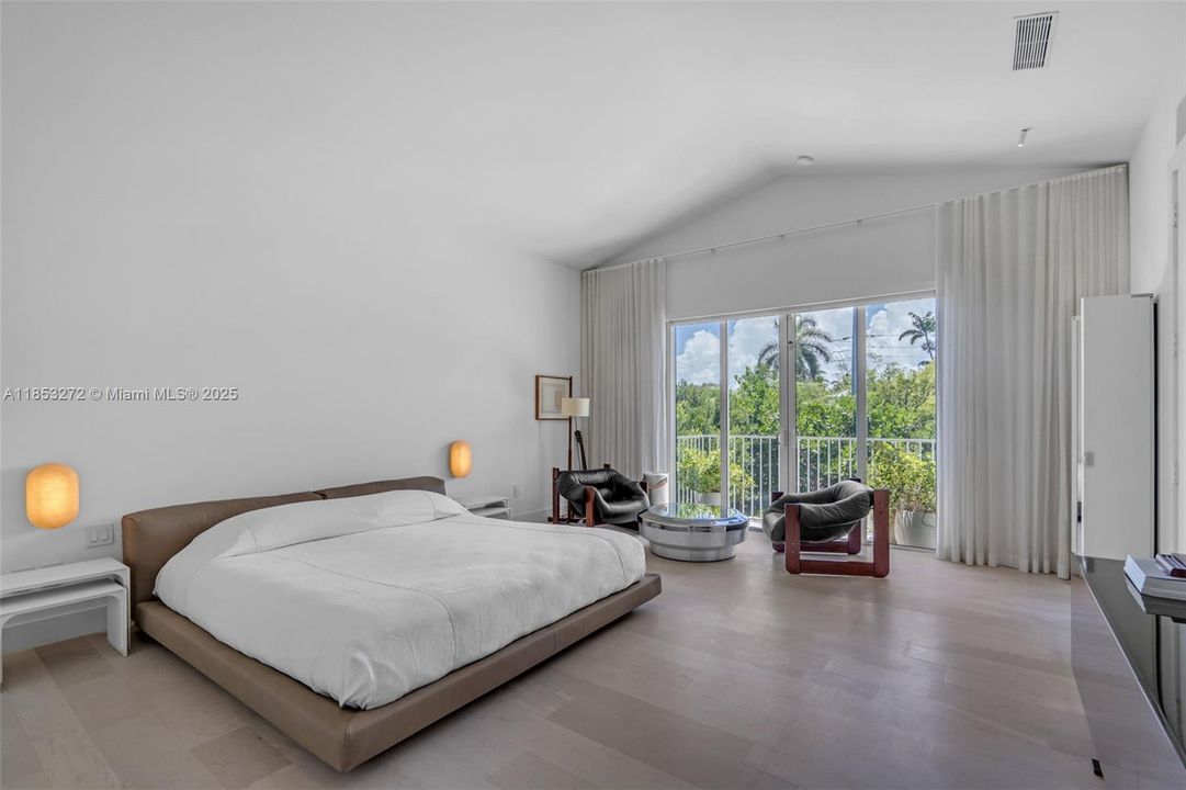 Recently Sold: $5,250,000 (6 beds, 6 baths, 3737 Square Feet)